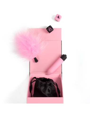 SECRET PLAY - CAJA DE PLACERES PARA PAREJAS DADOS + BALA VIBRADORA + PLUMERO